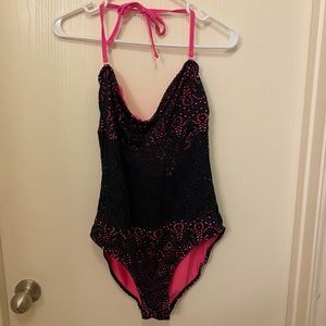 Black/pink swimsuit
